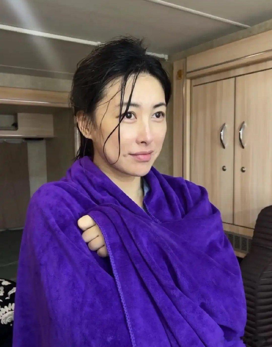 1300
朱珠素颜近照曝光！脸上有斑有皱纹，全球最美面孔也扛不住了？ ​
