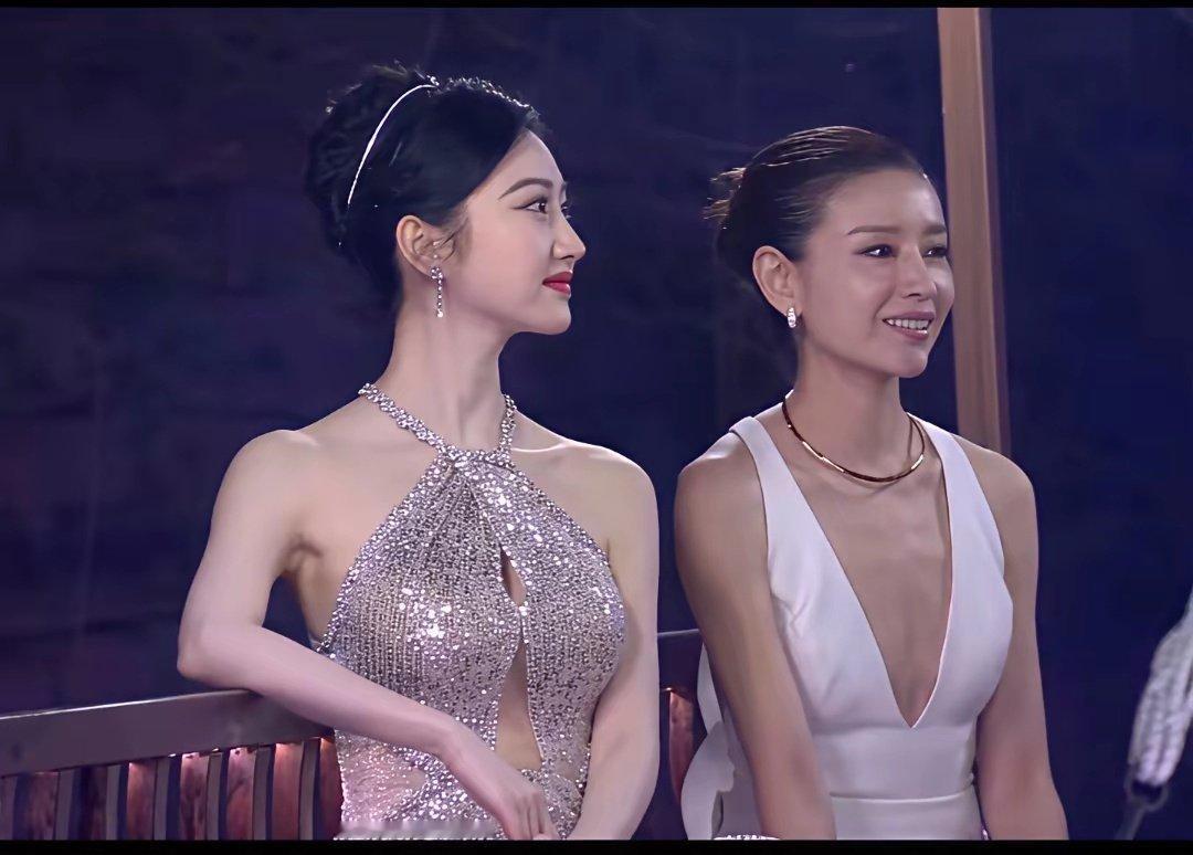 景甜和董洁合影，都是大美女，身材一个比一个绝 [憧憬] ​