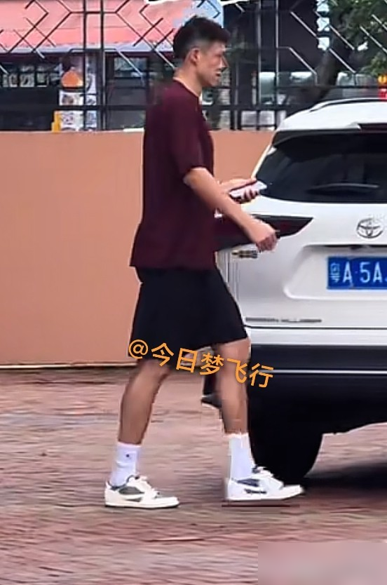 广东男篮挑外援，竟然专门盯上大伤初愈的病号。
9月2日的南城训练馆，国内球员正挥汗如雨。但队伍根本没齐，缺3个国手，3个外援名额更是还空着俩。
奎因走人，萨姆纳留守。CBA新赛季工资帽卡死在400万美元，地主家也没余粮，钱必须掰碎了花。
现在的头号目标是开拓者旧将杜普里斯。看上他无非两点，大伤