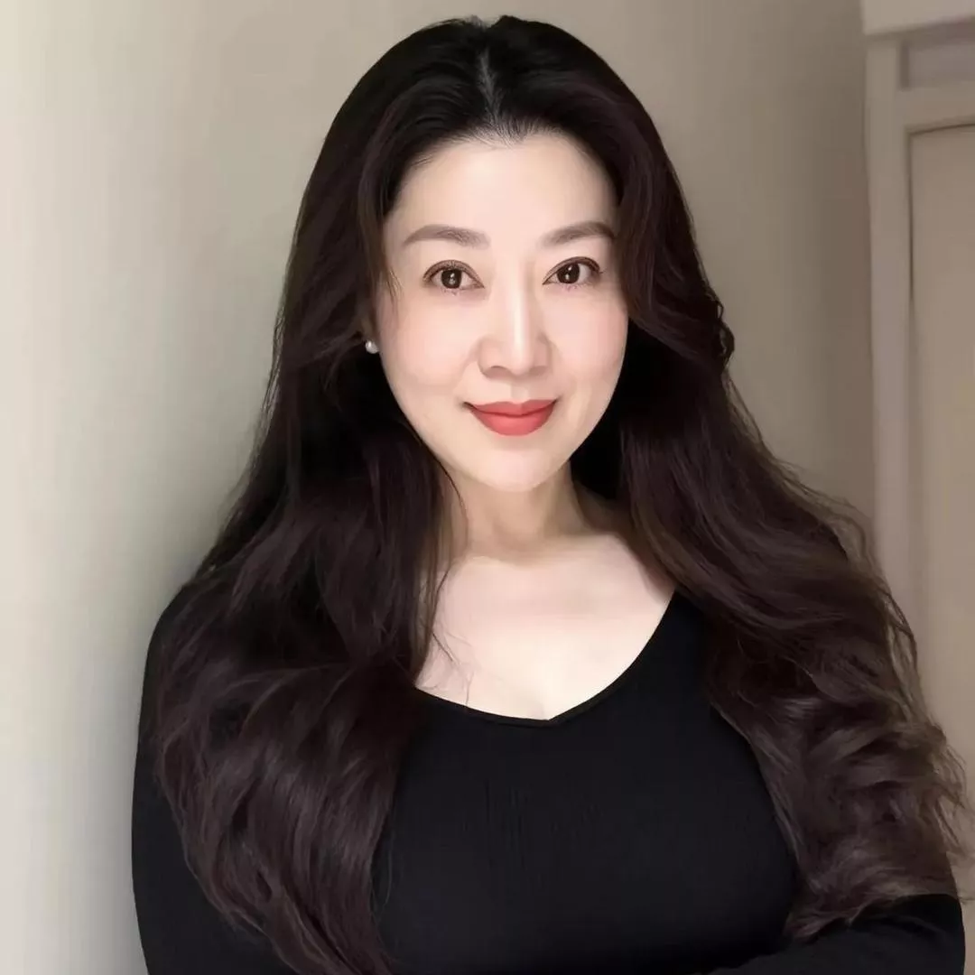 优雅黑衣美女，温柔笑容，气质动人。