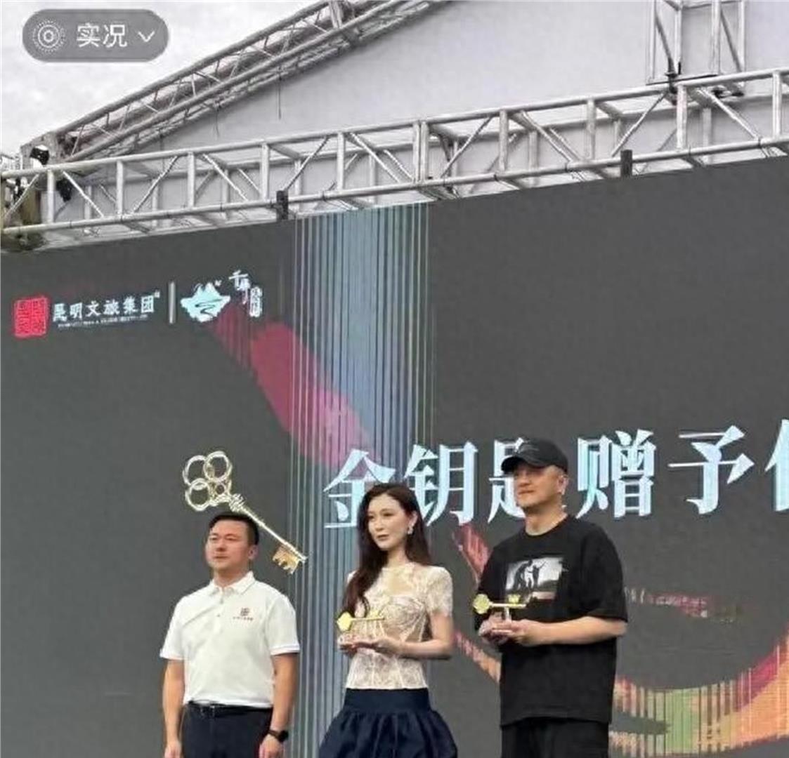 李亚鹏在昆明滇池边的民宿开业那天，周杰来了。 
没走红毯，没提前放风，就那么混在人群里。 有人认出他，拍了张照片发网上，评论区一堆问号：尔康？ 他怎么来了？ 
是啊。 一个半退圈的人，跟这间民宿没半毛钱商业关系，跑这一趟图什么？ 
图交情。 
二十多年前拍《射雕》，李亚鹏演郭靖，周杰演杨康。 戏里是
