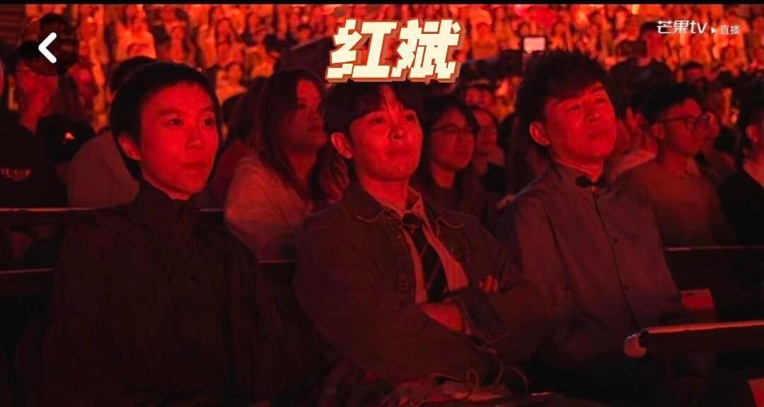 胡彦斌在线控诉灯光师，专属追光寸步不离，本想低调隐身，结果被强光强行凸...