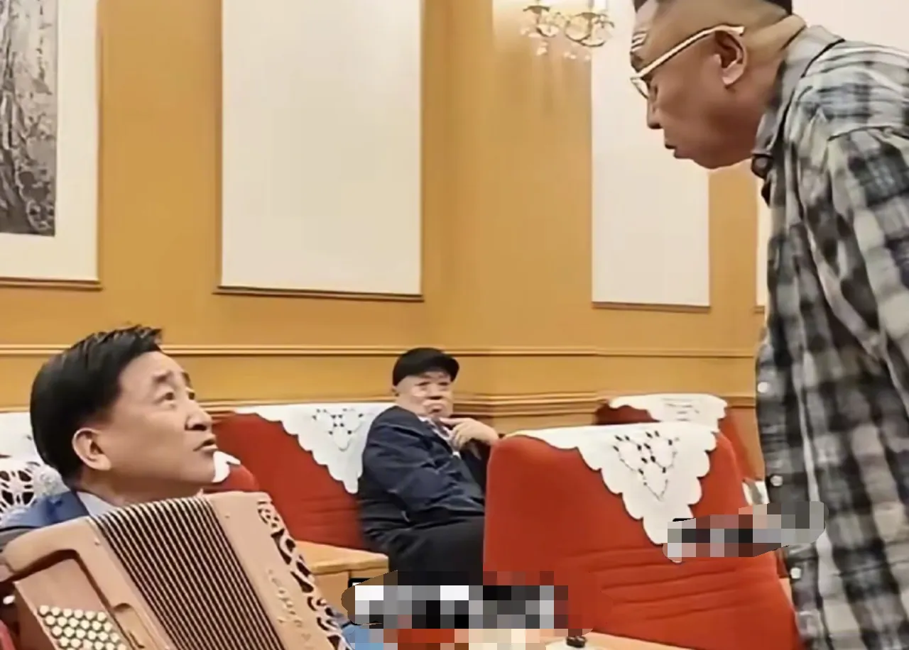 这是重阳节会上拍的照片。
退休的姜昆闲了下来，停了商演的于谦也有了时间，他们碰头见个面，很正常。
但也敏感。
这张照片，得亏是姜昆坐着，很多人看在眼里，心里就会想出许多故事。
比如，姜昆的隐忍。
比如，于谦的人缘。
如果俩人的位置颠倒过来，于谦坐着，姜昆俯身过来，满镜头都是压迫感，那，就是事故了。