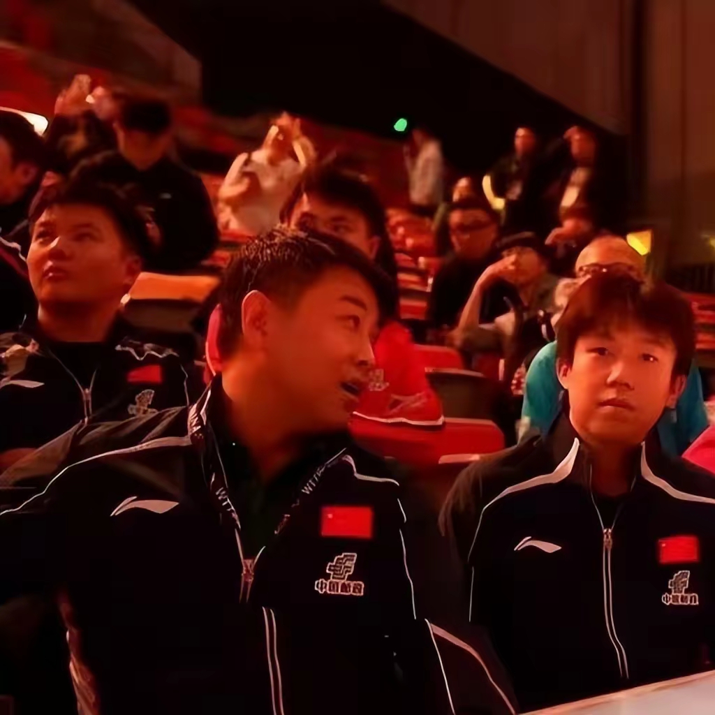 王楚钦！现场观看温瑞博比赛！表情凝重！有心无力帮不上！

因伤退赛的王楚钦现身看台，
和王皓一同观看温瑞博对阵莫雷加德。

赛前他还回头和外协选手打招呼。

开赛后面色凝重，
全程紧盯赛场。

五局苦战，温瑞博2-3惜败。

王楚钦神情紧绷，
一方面心系师弟，
担忧小将大赛心态。
另一方面也在观察对