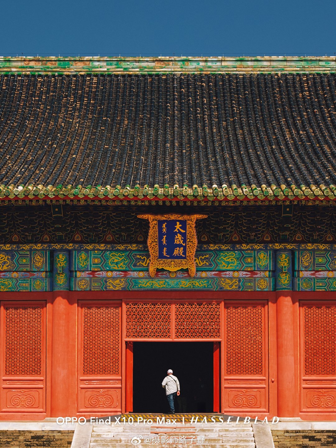 马上国庆，给大家分享一期古建出游拍照思路分享！这期的案例古建是北京，北京也是国庆热门出行城市之一，主体的思路还是围绕着构图以及避开游客，我这组照片是在中秋节拍摄的，所以比较有参考意义～
.
技巧1:寻找框架
在节假日的景区几乎很难找到没有游客的空景，所以拍照的时候需要想办法规避，选择的框架可以是柱子，门框，墙体等等，除了我们常用的长焦，还可以使用框架来遮挡人物或其他影响画面观感的物体。比如图1图2。
.
技巧2:注意色彩的搭配
如图1.3.4.6，都是比较常用的红墙配蓝天+地标的手法，本身这几个颜色都是比较好搭配的，毕竟是这么多年老祖宗传下来的审美，所以在构图时可以尝试一下，引入大面积带有色彩的元素。会让画面不显得那么单调。
.
技巧3:拍摄焦段与角度
前面有提到，节假日游客众多，为了避开干扰因素就需要我们合理运用焦段，广角在这种古建景区往往都不是很好的选择，除非是俯瞰视角，所以这里更建议大家使用中长焦（图中多为47-140mm焦段拍摄）拍摄一些屋檐，屋脊兽或者是建筑的局部特写。如...
