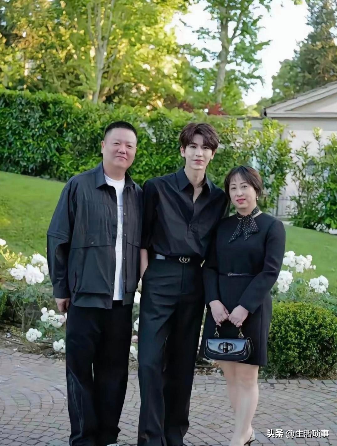 张凌赫的妈妈公开了和家人的合照，这也是他的全家福首次曝光。有网友关注了张凌赫妈妈的社交账号，看到她晒出自己、丈夫和儿子的合影后，将照片分享了出来。
 
张凌赫完美继承了父母的优良基因，五官长相随妈妈，尤其是一双眼睛，笑起来十分好看。优越的身高则遗传了爸爸，张爸爸身高一米八六，这也难怪张凌赫身形高挑出