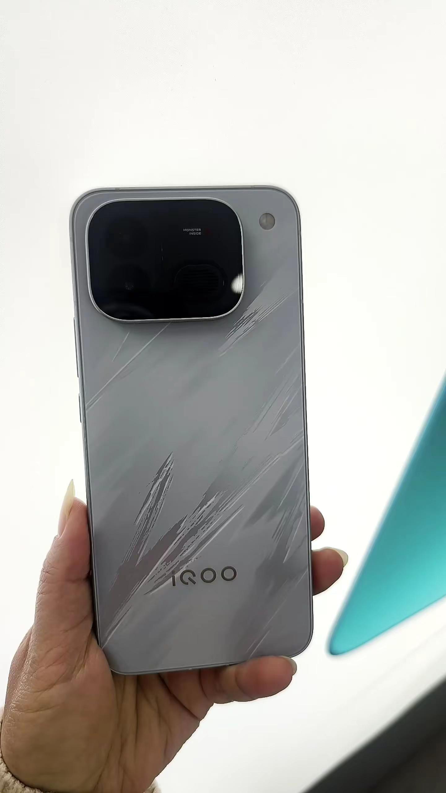 双芯性能旗舰iQOONeo12。vivo iQOONeo12