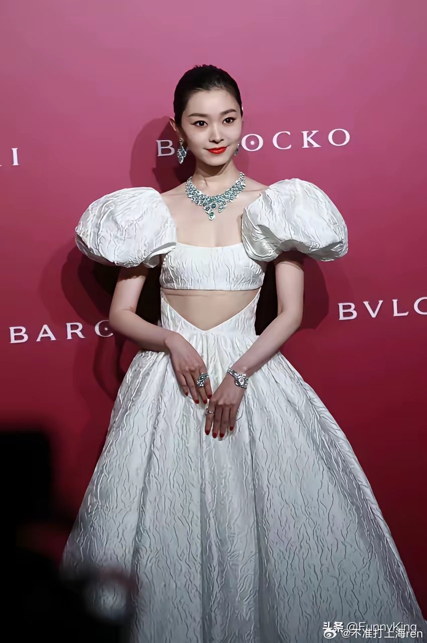 宝格丽这次找对人了，
一眼就看到了宋轶身上的珠宝。

然而刘亦菲每次出席活动，
佩戴的珠宝都会上演消失术。
第一眼看过去，依然只有她的脸

以至于大家都调侃宝格丽，
不然下次把宝石戴她脸上吧？ ​