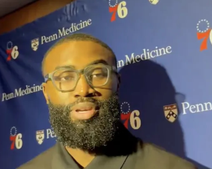 布朗谈塔图姆：没有过节，可能有点小摩擦，他得时刻准备好

今日NBA常规赛，76人以127-116战胜雄鹿，取得开季三连胜。赛后，杰伦-布朗接受了媒体采访。

本场比赛，布朗得到27分3篮板5助攻3抢断，在自己的30岁生日当天帮助球队取胜。

谈到杰森-塔图姆时，布朗用食物作比喻打趣道：“我们之间没有‘牛 ​