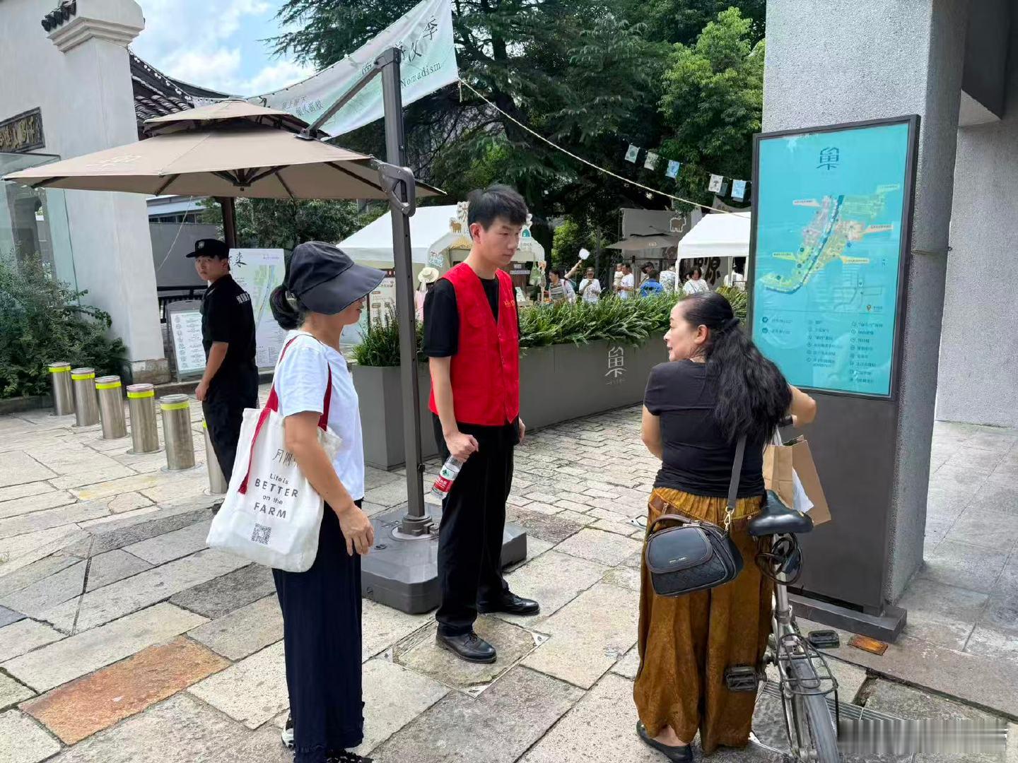 #浙就很杭州##遇见美好杭州#【暖心值守护市集 普法宣传入人心】近日，西湖区留下街道1129宋式美学生活街区“南宋游牧季”主题集市热闹开街，美食手作、国风打卡、萌宠互动等摊位齐聚，宋韵与烟火气交融。西湖区综合行政执法局组建志愿服务队进驻现场，全程提供便民服务，同步开展垃圾分类宣传，以服务 ​