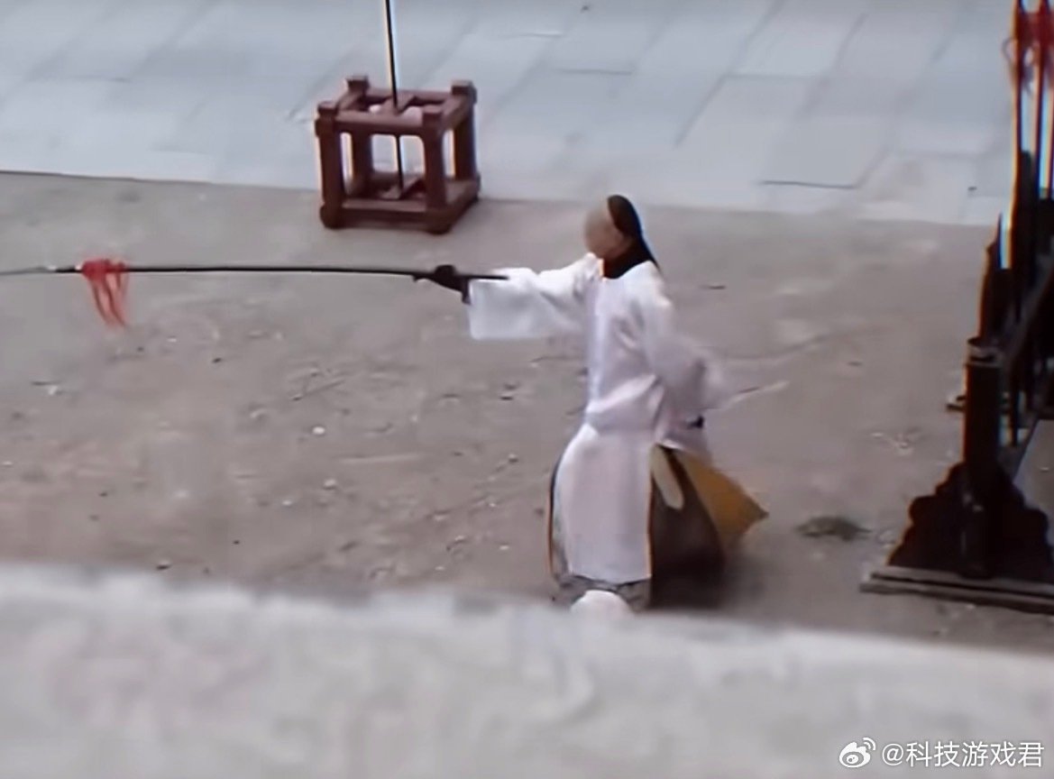 #吴奇隆在步步惊心等戏的间歇自己练功#

这才是敬业的演员啊，不放过一点空余的时间，一直想办法提升自己，演员就是要这样才行啊 ​