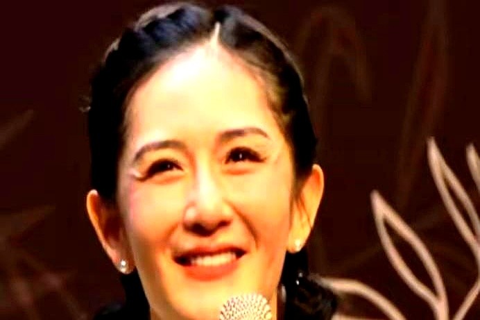 谢娜在节目里又被骂了，原因居然是坐姿。

一身卡其色套装，双腿叉开，脚直接踩在凳子上。镜头一拉近，眼角的皱纹和流失的胶原蛋白清清楚楚，不少人当场吐槽她老了，批评女主持人怎么坐没坐相、仪态全无。

可她本来就是做综艺起步的，十几年来在台上从来没端着过，怎么舒服怎么来，身体早就习惯了毫无包袱的松弛。