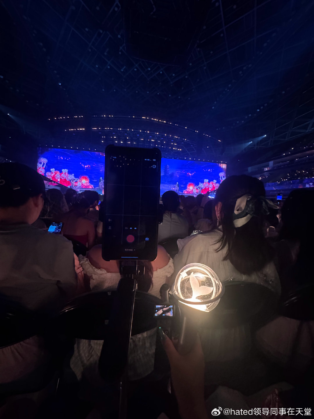 #刘宇[超话]#  有没有鲨鲨822在奥体演唱会的时候，捡到图1的黑色增距镜
在C区，做叉手礼的时候放在椅子上，拍了个照片，一转头就没了 ​