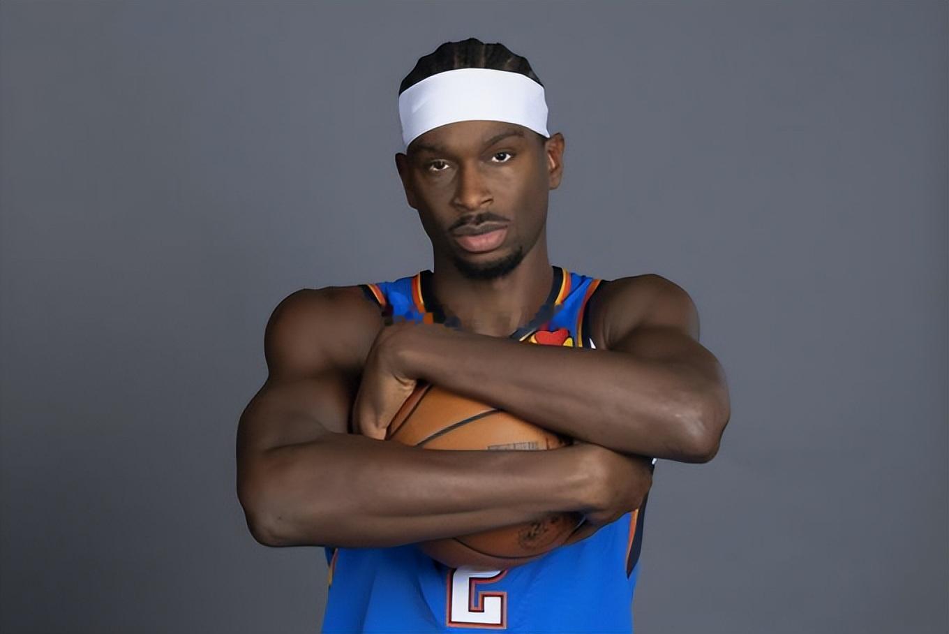 根据TIME记者Sean Gregory的消息，两连MVP得主谢伊-吉尔杰斯-亚历山大（Shai Gilgeous-Alexander）认为自己是当下“NBA最好的球员”，这位俄克拉荷马城雷霆超级球星告诉Sean Gregory。当被问及为什么这样想时，吉尔杰斯-亚历山大地回答显得毫不犹豫。

吉尔杰斯-亚历山大说道：我认为我夜复一夜的表现 ​