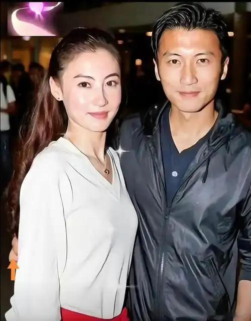 如果张柏芝能懂当年谢霆锋的原谅要承受多大的委屈和屈辱，她就不会再去和陈冠希拍那张合影。
 
照片全面爆发，陈冠希电脑里的大量私人照片在找人维修电脑时被泄露。
 
张柏芝首当其冲，数以百计的狗仔队架着长焦镜头，像闻到血腥味儿的秃鹫一样，将谢霆锋与张柏芝位于浅水湾的豪宅围得水泄不通。
 
他们在等一个消