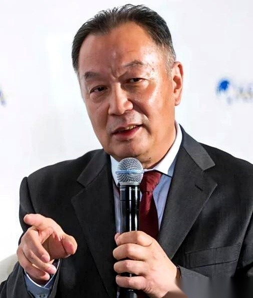 网传温铁军在采访中提过一个数据，农民原本花30万就能盖起一栋三层小楼，掏八九万就能开上代步车。
这么低的安居造价，却没能拦住过去几十年大量农村劳动力离开土地进城务工的脚步。
农村电商和农产品加工这些新业态，是接下来老乡们在家门口获取稳定收入必须依赖的产业。
咱说句大白话，有宅基地这种条件撑着，在村里