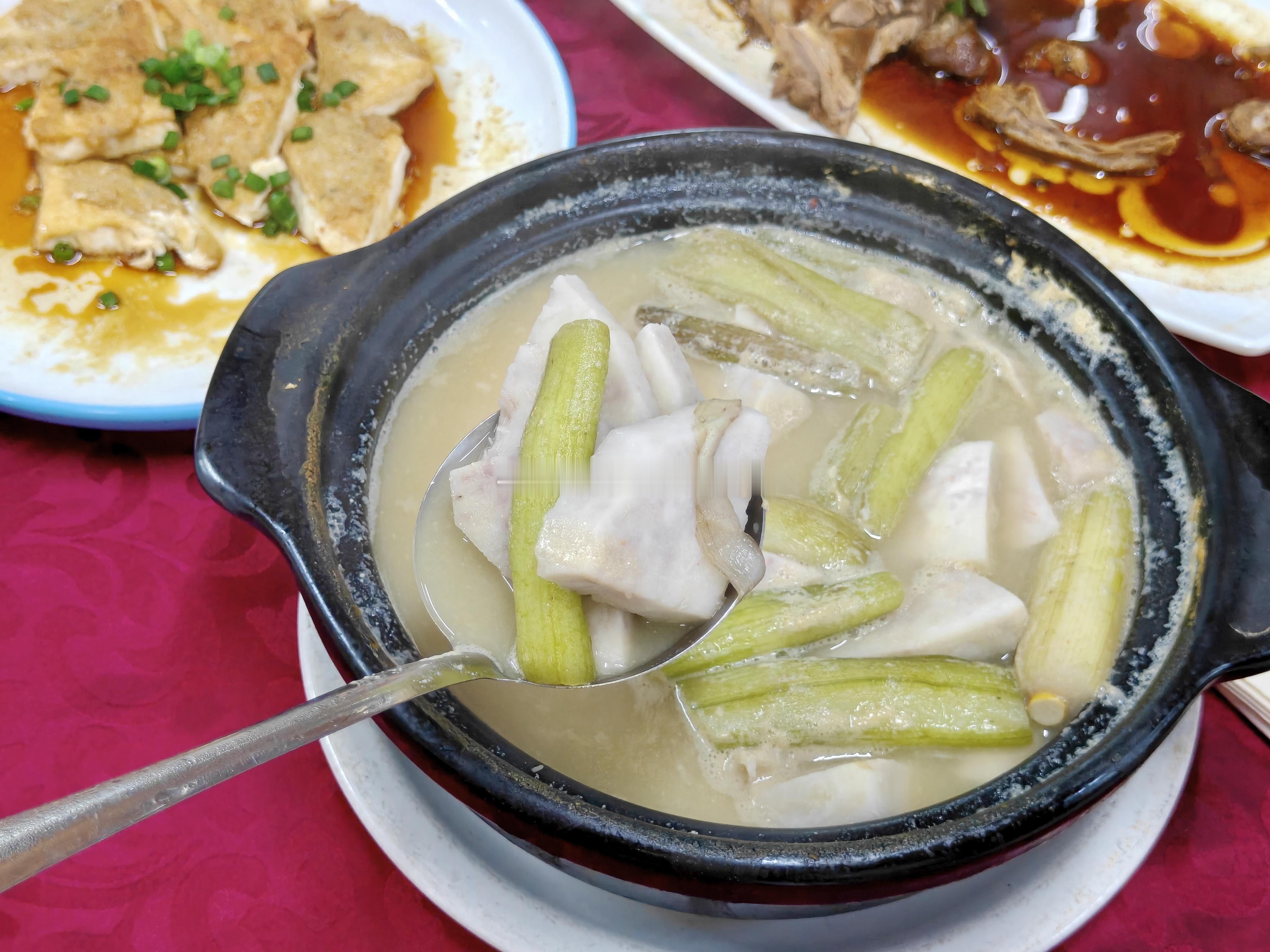 汤圆旅行食记之广东广东美食广东美食亲子时光广东亲子游 📍开平 ₂₀₂₆.₀₈.₁₃【侨家村农庄】🌈 从小鸟天堂出来，我们就往赤坎古镇开，然后在古镇外面找了一家看评价还不错的饭店吃晚餐点了几个招牌菜:马岗酱油鹅，让鹅蛋飞，赤坎豆腐角，芋苗煲香芋，腊味煲仔饭，黄鳝煲仔饭，都挺好吃的腊味煲仔饭比黄鳝的好吃，但是没想到第二天在赤坎古镇旅游景点里吃的更赞