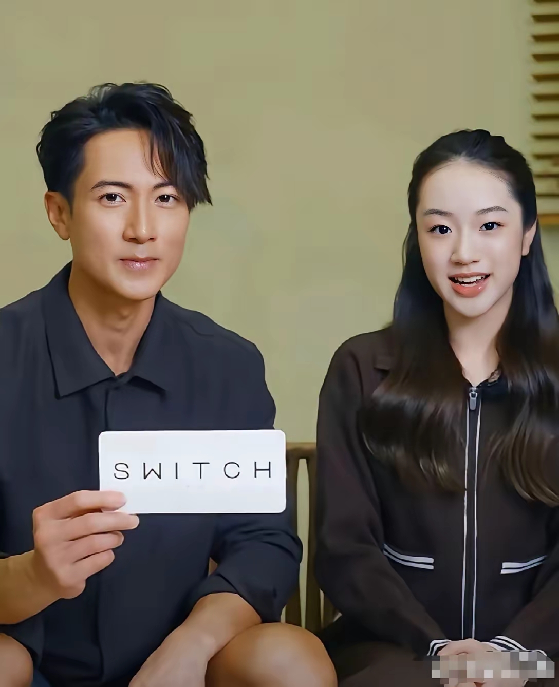 吴尊旁边的女孩是谁啊？
气质端庄大方
肌肤白皙透亮
这容貌和香港演员钟丽缇颇有几分相似