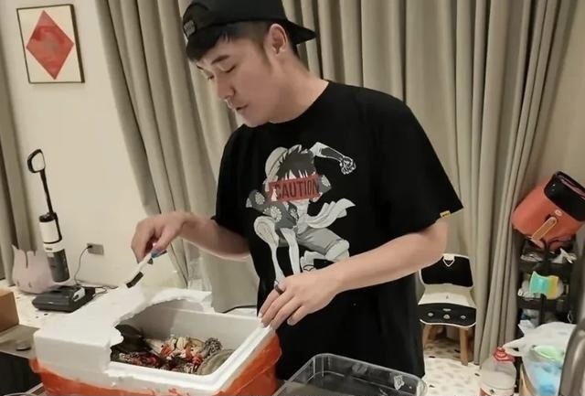 39岁陈赫在家洗螃蟹做饭，张子萱粘在旁边撒娇，网友看vlog问：结婚八九年咋还跟热恋一样