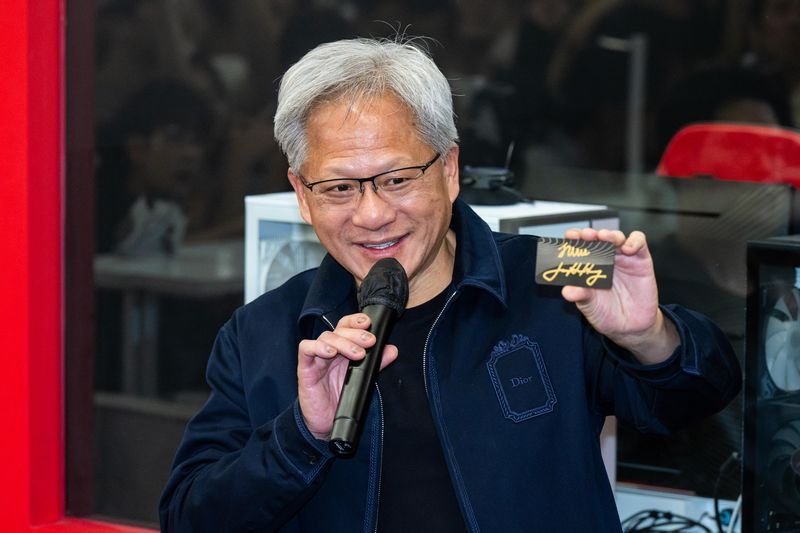 3万亿美元，黄仁勋表态应高兴，现在能低价布局，AI将成全球基础设施...