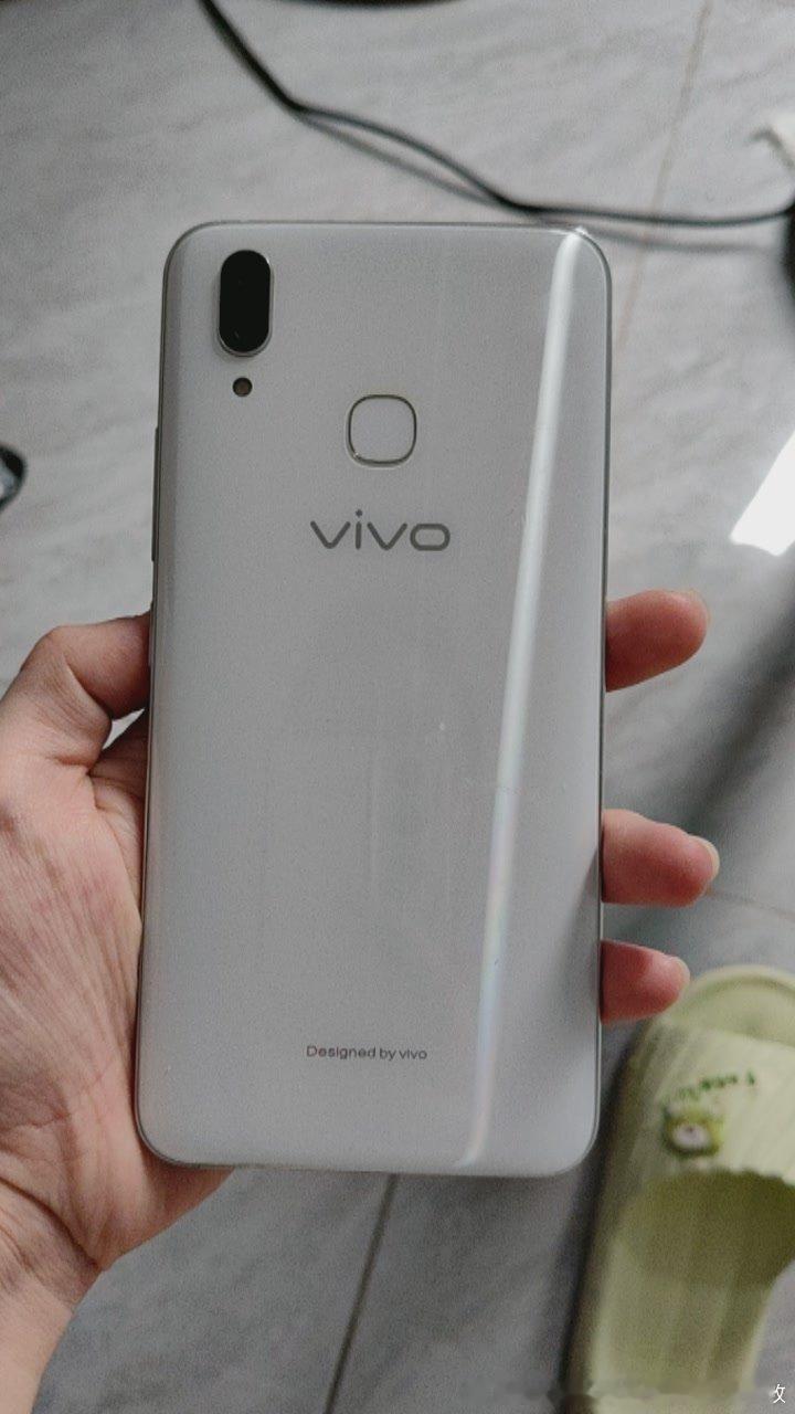 #vivo[超话]##vivo相册里的高光时刻##2026V粉嘉年华#  我的第一台vivo手机是2018年入手的X21，它陪伴我从高三备战到大学毕业入职，相册里存满了那个阶段的高光，拿到录取通知书时的颤抖截图、毕业典礼上和导师的合影，甚至还有加班改方案时拍到的凌晨办公室夜景。这台手机的电量从100%用到自动关 ​