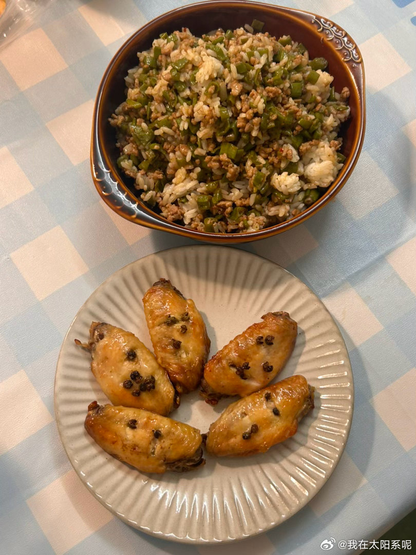 晚饭吃
花椒烤虾
华为鸡翅
肉末豇豆（拌？焖？炒？）饭 ​