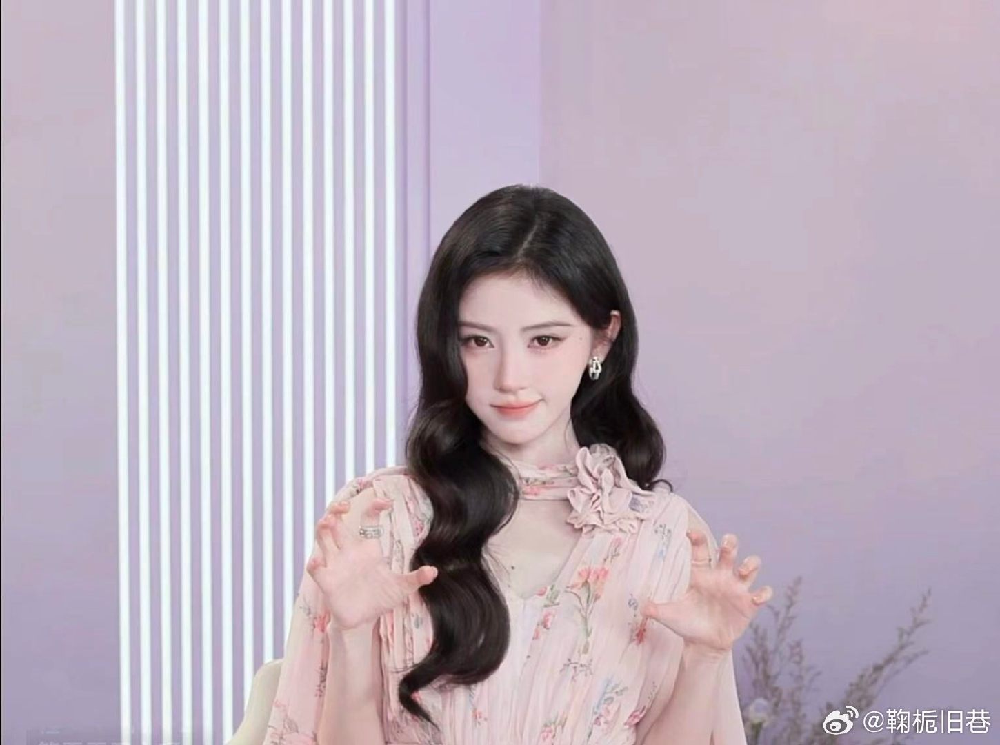 #鞠婧祎[超话]# 🍊#何泓姗谈和鞠婧祎对戏#jjy
姐姐，喜欢你的人好多，我小到尘埃，你在我的世界里，却大如宇宙
​