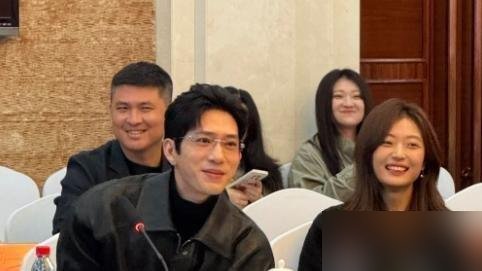 孙千顶着一张没睡醒的素脸，坐进了《早春晴朗》研讨会，手里攥着几张手写的发言稿，字迹密密麻麻。
旁边井柏然一身黑，她也是一身黑，俩人刚被绯闻搅得满城风雨，愣是没避嫌，挨着坐，该聊戏聊戏。这剧在优酷和网飞同时播，热度破万，续集《盛夏晴朗》已经官宣，资本连喘气的空档都不给。
再看她行程，巴黎时装周刚回