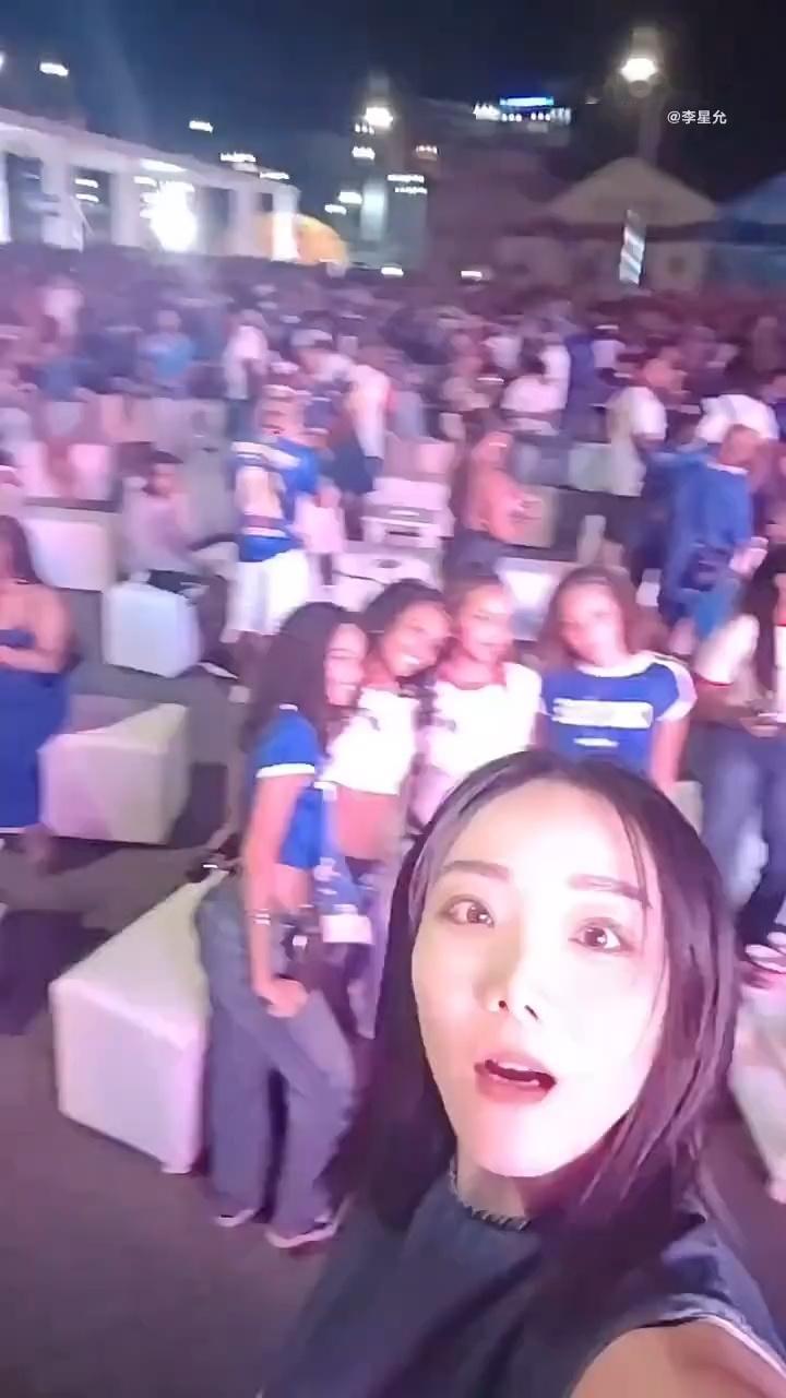 佛得角全国沸腾！岛国佛得角全国男女老少都在广场的大屏幕看球，孩子们也挥...