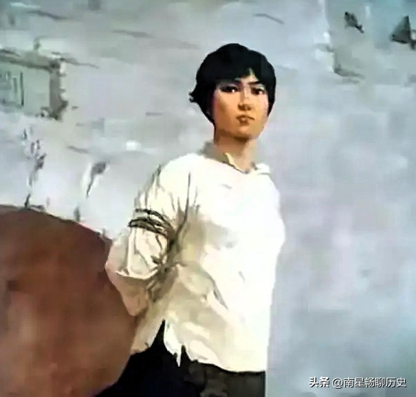 [微风]杨开慧入狱后，李淑一曾经去看过她。探监时，李淑一劝杨开慧：你这么年轻，才29岁，还有三个孩子，你就暂时答应何健的要求吧。发个和润之发表脱离夫妻关系的声明，以后再寻找机会复合。

1930年的深秋，长沙的寒意来得格外凛冽。阴冷的陆军监狱高墙耸立，隔绝了市井的烟火气，只剩下潮湿的冷风和沉重的死寂