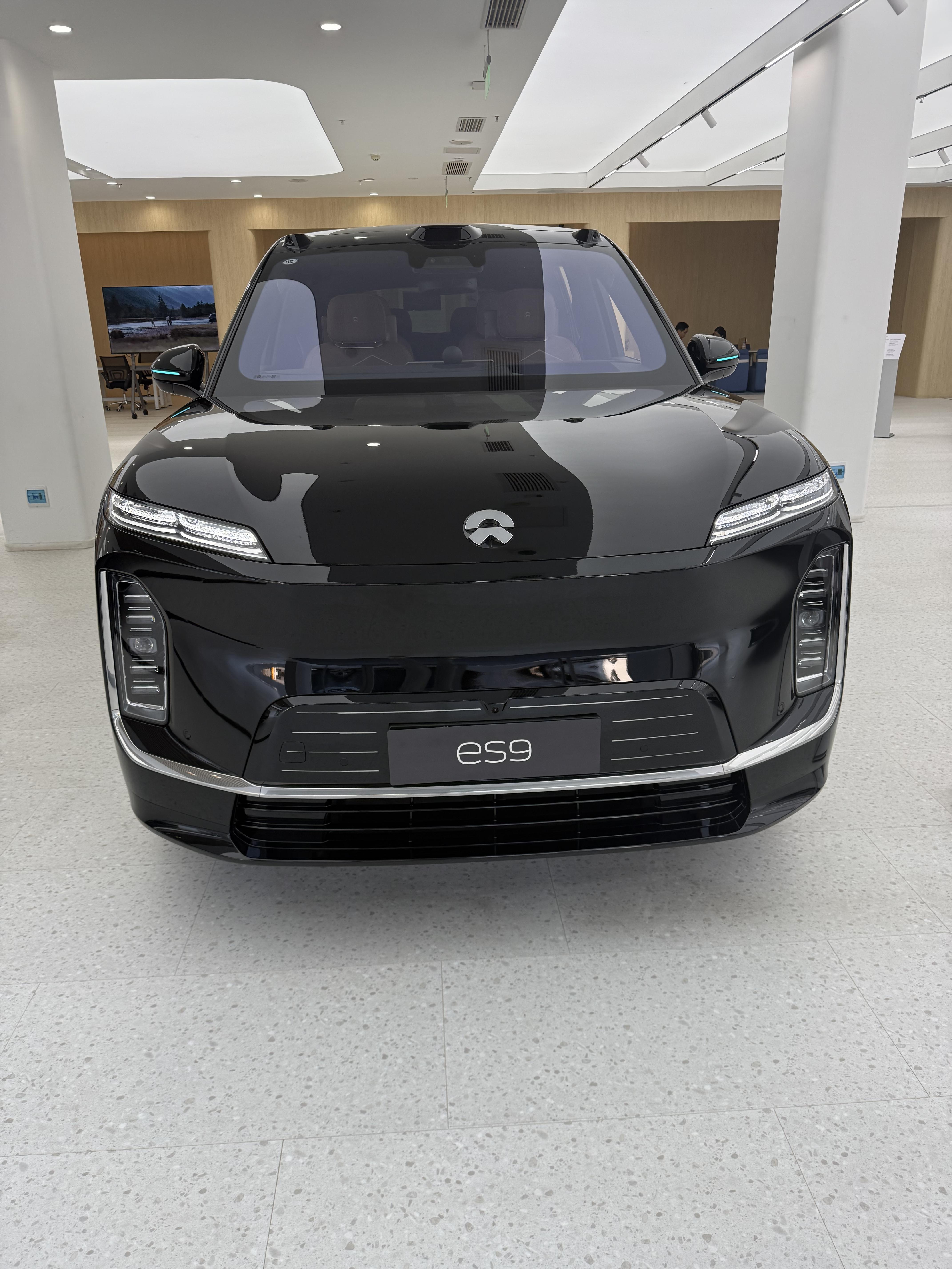 作为开车不算熟练的新手，我一直不敢尝试大型SUV，总觉得车身宽大、操控笨重，上手难度很高。这次鼓起勇气试驾蔚来ES9，全程体验下来，彻底打消了我对大车的顾虑，友好度直接拉满！
先说说大家特别关心的操控问题，这台车的电子转向系统调校得特别人性化，方向盘手感轻盈顺滑，完全没有沉重感。转向精准度很高，行车