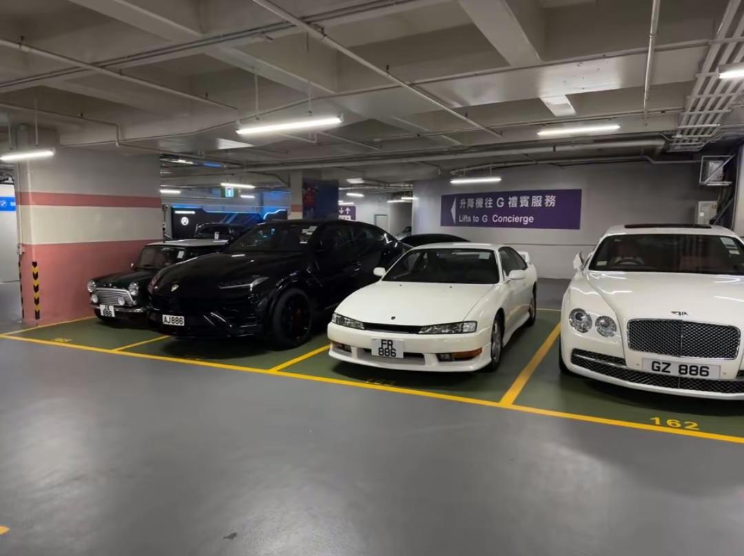 如果只能选一辆开走,你选谁？左边经典Mini,中间日产S14（飞鸡）,右边宾利个人觉得这台白色的S14姿态太舒服了,和宾利停一起气场完全不输,你怎么看？日产s14 宾利飞驰 mini 兰博基尼urus