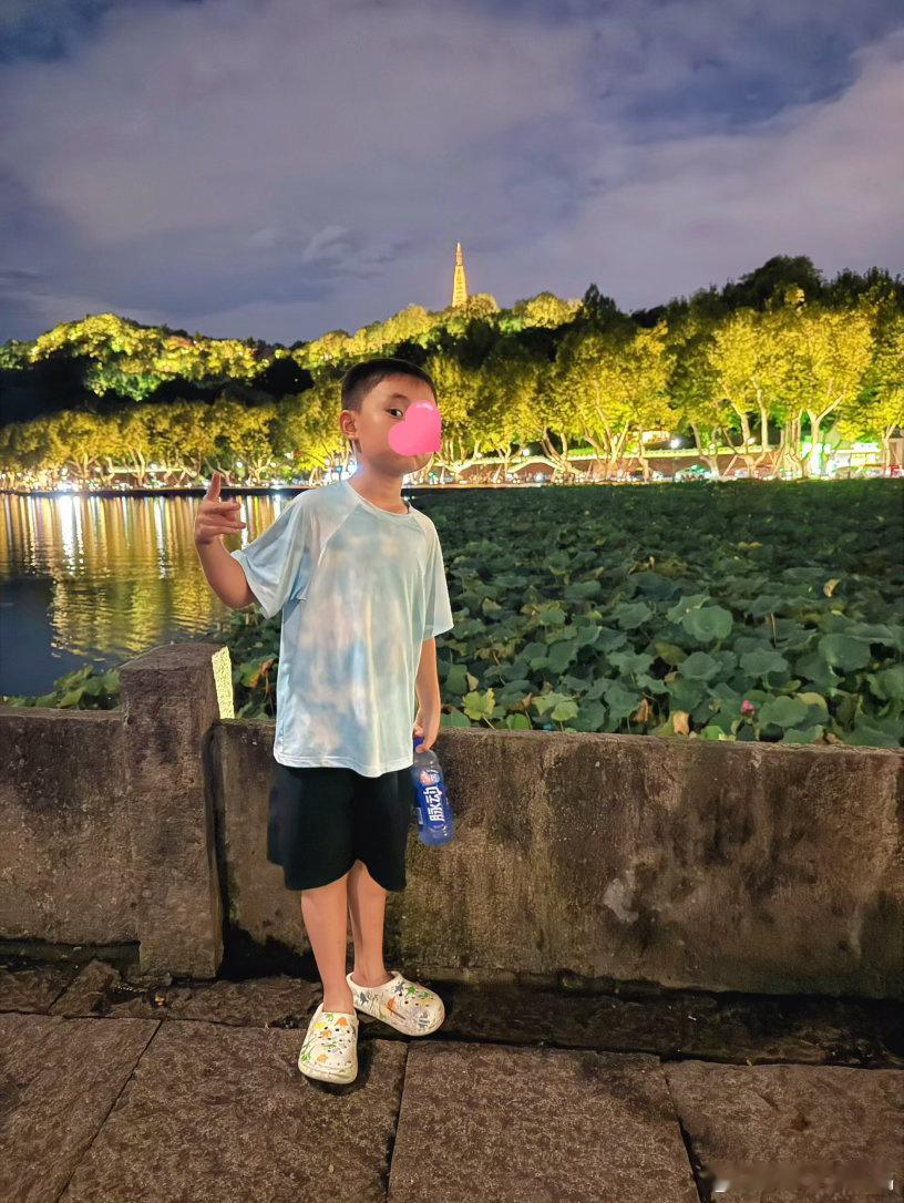快开学了，虽有台风影响，还是不想浪费这个周末，那就带小飞侠出来玩吧～🌀 没目的地的时候，往往目的地就只有一个～
领导开车带他、我乘高铁，在杭州汇合！知味馆的片儿川、东坡肉吃起来[耶]吃完晚饭，断桥边散散步，开启小飞侠第1️⃣2️⃣次杭州之旅[666]
#爱旅游的小飞侠#  ​