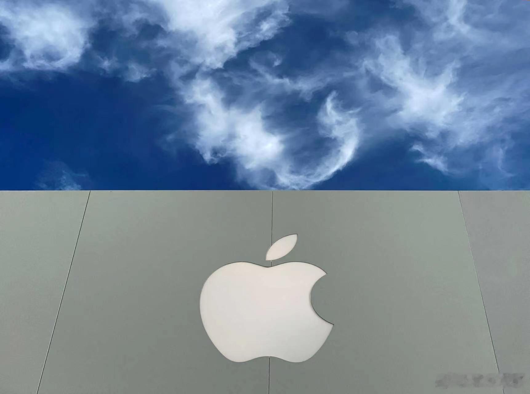 【苹果据报最快12月在内地推出Apple智能】据彭博社报道，知情人士透露，苹果正准备在内地推出其人工智能平台，计划于12月推出Apple智能，作为即将发布的iOS 27.3更新的一部分。此次发布将包含两年前率先在美国面向iPhone、iPad和Mac推出的AI功能。知情人士表示，此次发布将不包括新版Siri AI助手以及苹 ​