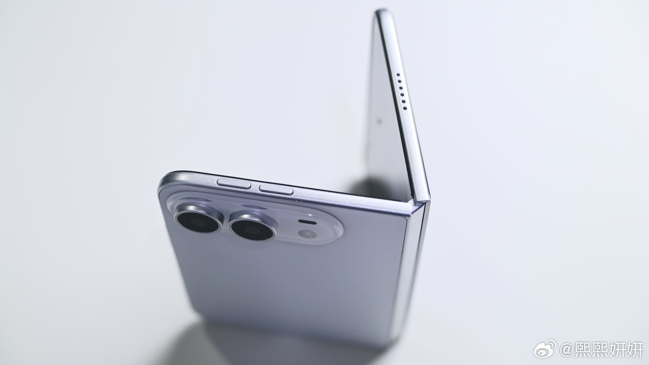 一位消息源表示，Apple首款折叠iPhone，在中国内地市场的上市时间，或许会晚于部分其他地区。

该人士发布消息称，Apple首款折叠设备初期备货数量有限，不同地区的供货分配情况，会影响各市场的上市节奏。

此前日本方面有报道指出，受严苛的品控标准约束，8月下旬Apple单日产能仅能产出数百台设备。

 ​