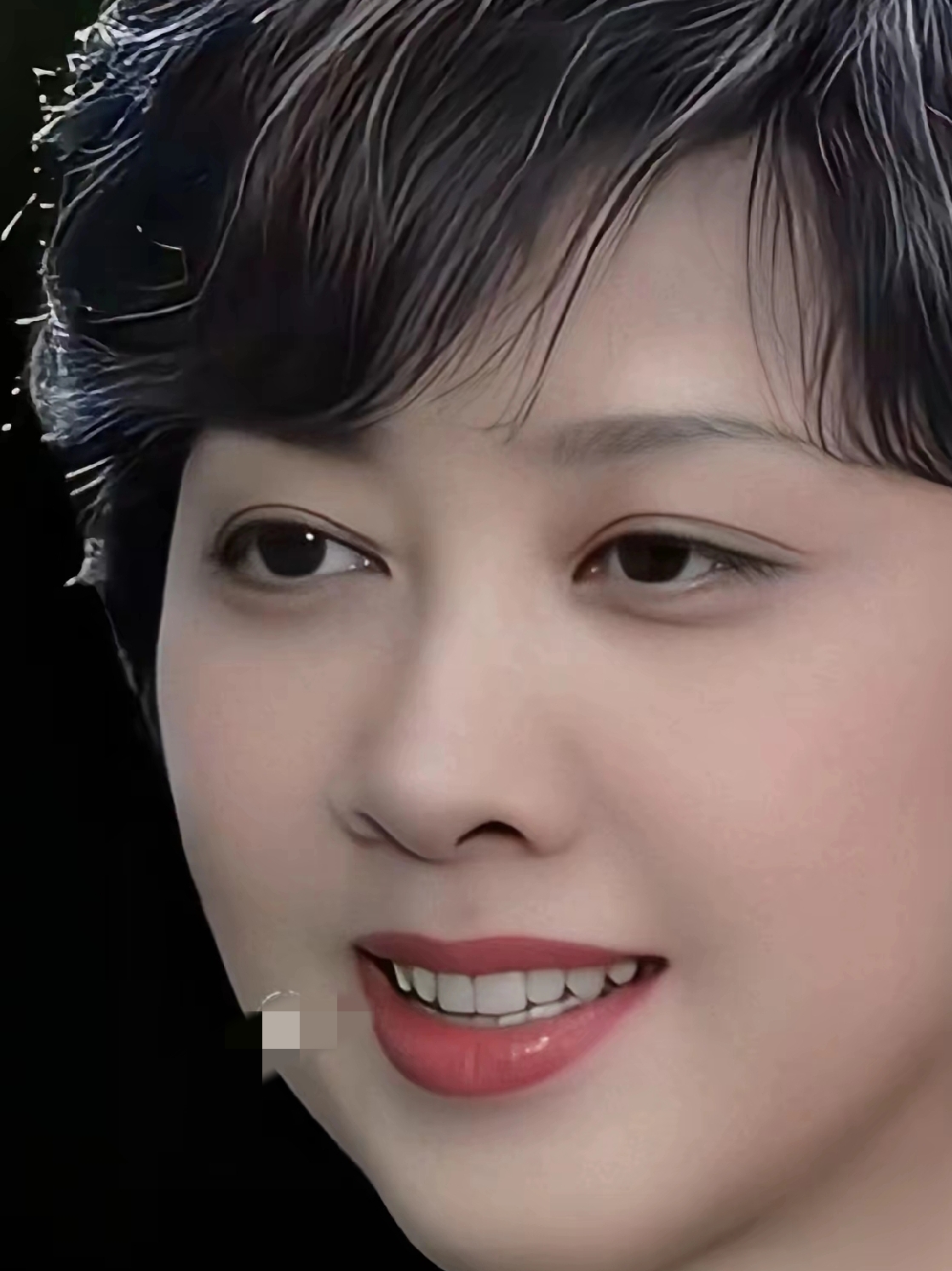 朱琳真的好漂亮，五官上一点毛病都挑不出来，高高的鼻梁，一双迷人的大眼睛...