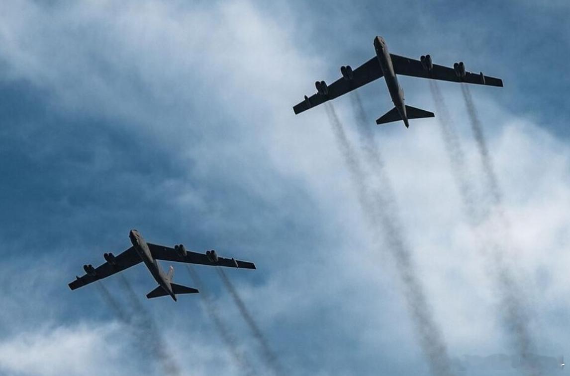 美军B-52升级陷超支困局：70年“老爷机”强行续命有多难？
美国空军的B-52“同温层堡垒”，这款从20世纪50年代就开始服役的经典战略轰炸机，如今正陷入一场代价高昂的“续命危机”。根据美国政府问责局（GAO）2026年7月31日发布的最新报告，原本计划支撑该机服役至2050年代的大规模现代化升级项目，如 ​