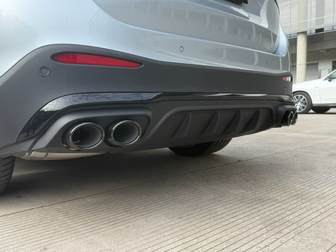 #新车划重点# 今天来了一位狠角色——全新梅赛德斯-AMG GLC 53 4MATIC+ SUV正式上市，售价59.9万元。#50万选进口性能还是国产旗舰SUV# ？我认为前者是玩车，后者是用车。如果你有能力，同时也想玩车，来看看这台GLC 53的亮点吧：

1、普通版GLC就是一副家用SUV的样貌。但车名后缀带上“53”后那可就不 ​