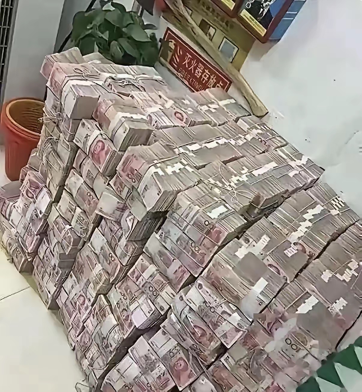 什么是洗钱（洗黑钱）
简单说：违法赚到的钱（黑钱），不敢直接花、不敢存银行，通过各种办法伪装成合法做生意赚来的钱，掩盖这笔钱的非法来源，这个过程就叫洗钱。
黑钱来源：诈骗、赌博、走私、贪污等违法所得。
通俗例子（涉农场景，方便理解）
有人电信诈骗骗了200万现金，这笔钱直接存银行会被风控核查，容易出