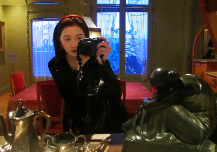 29岁关晓彤晒出欧州旅行日常，彩窗、马赛克墙、复古酒馆，端着相机对镜自拍的样子松弛又文艺，随手走走停停就是一整套高级旅拍模板！