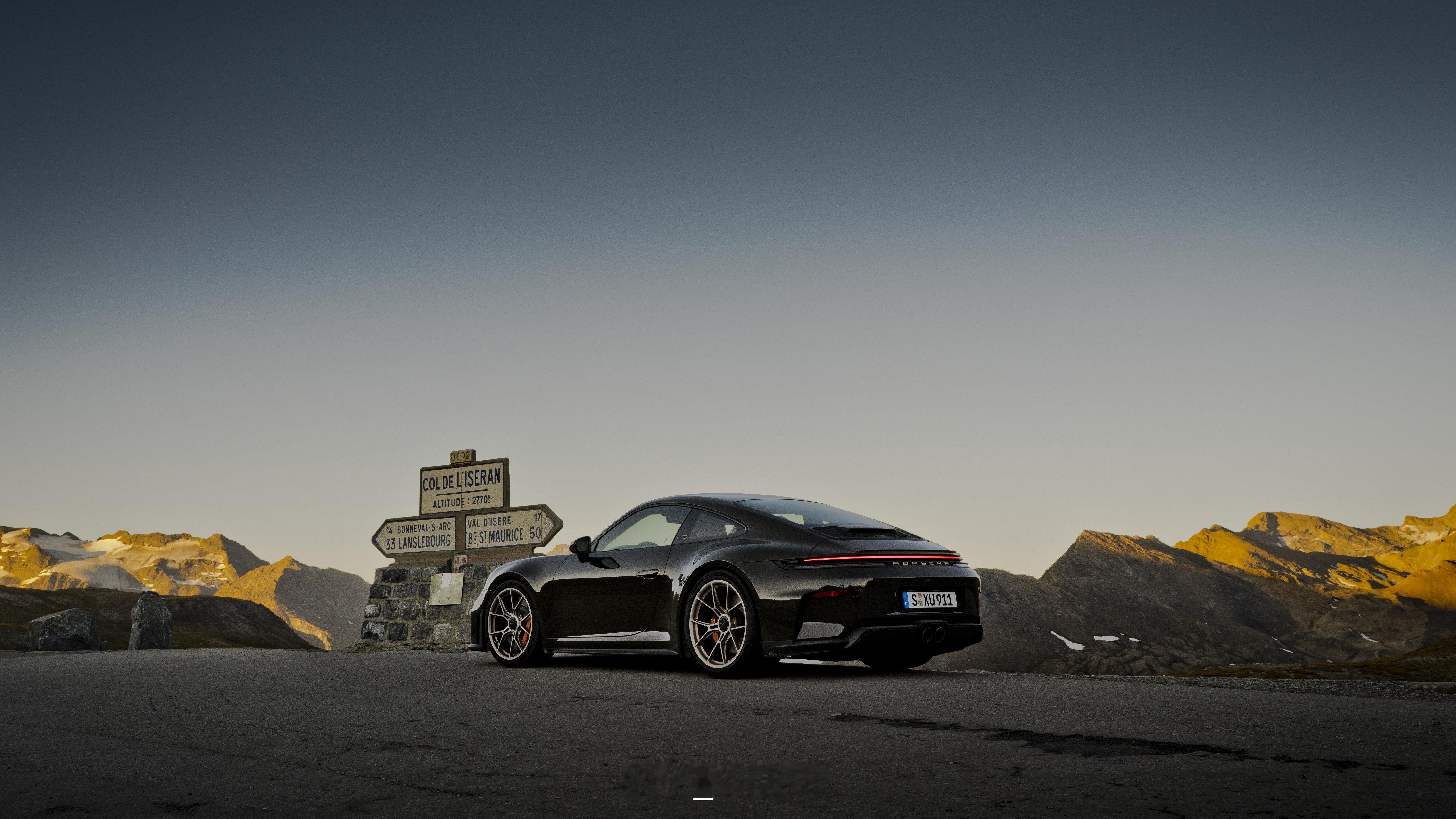#保时捷[超话]##保时捷 911 GT3 Bergsport# 
保时捷 911 GT3 Bergsport｜不为纽北圈速，只为阿尔卑斯山路而生。
拆掉 GT3 标志性巨型固定尾翼，换装经典鸭尾扰流，采用山谷金属绿，4.0L 水平对置六缸自吸，510 马力，红线 9000 转。
全球限量100 台，只供给奥地利、法国、意大利、瑞士四国，保时捷 Exc ​
