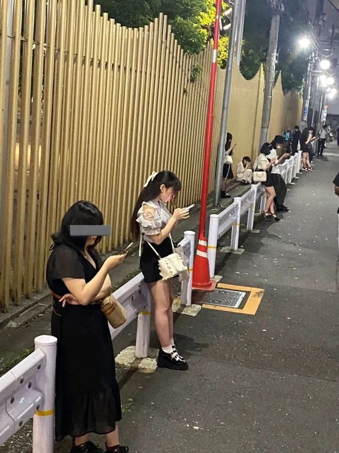 日本梅毒连续四年破万，唯一母婴阻断药断供，日本公共卫生危机给中国提了个醒！

2026年9月，日本性感染症学会发出一份罕见请求，要求医疗机构限制一种老牌青霉素针剂的处方，药房不要囤货，优先保障孕妇。这种针剂是治疗梅毒的首选药，也是孕妇阻断母婴传播的唯一推荐药。而日本梅毒病例连续四年破万，该药恢复供货