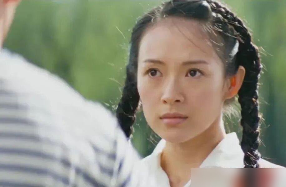 张艺谋挑演员，第一句话就问：脸上动过刀没？
动过，直接走人，演技再好也不要。他说整容把肌肉纹理都破坏了，脸上做不出微表情，那是死脸。
巩俐、章子怡、周冬雨，全是没整过的“白纸”，一上来就带着股野劲儿。刘浩存被选中，就因为眼神里有股“心气儿”。魏敏芝更绝，农村丫头一个，张艺谋偏说那是生命力。
再