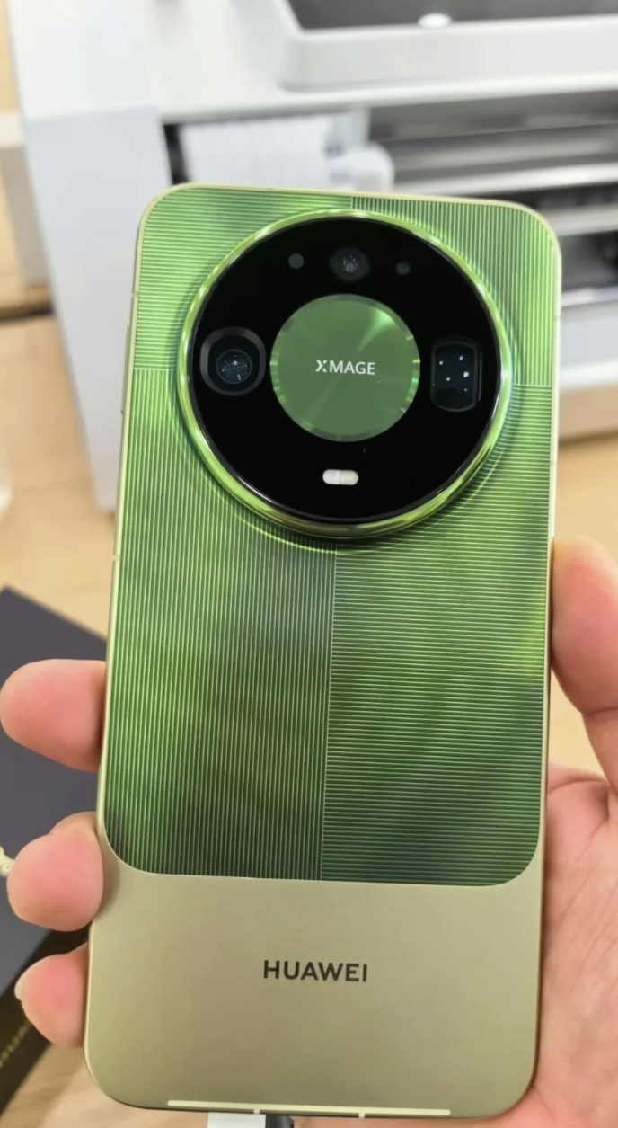 华为 Mate90 开售，门店排长队，5999 元起。我看了参数，只关心一个点：连续可变光圈。
这功能说白了就是：手机拍照时，进光量可以像单反一样调。晚上拍照不再糊成一团、白天背景虚化更自然，这些都能改善。
但我的建议还是老规矩——手上机器还能用的，别冲动。手机这东西，第一批用户评价出来再决定，多等