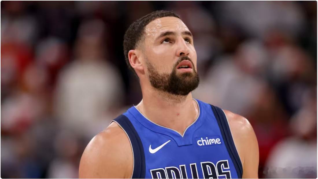 克莱·汤普森加盟热火

NBA官网在2026年8月22日消息，克莱·汤普森与独行侠达成买断协议，签约热火

据ESPN的沙姆斯·查拉尼亚报道，小牛队周六宣布已与汤普森达成买断协议，汤普森预计将在通过豁免后与热火签约。

汤普森（6英尺6英寸，220磅）在达拉斯的两个赛季中出场141场（首发80场），场均12.9分， ​