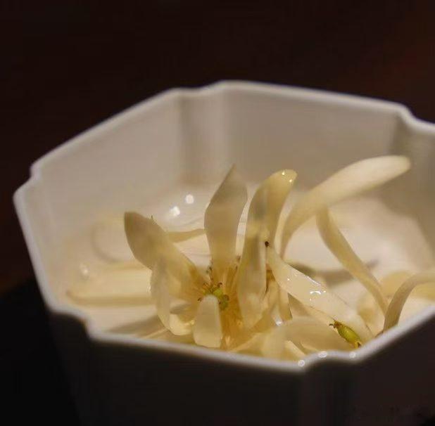 睡眠比任何都重要，工作，朋友，未来都不及当下能睡一个好觉，一个人只有能睡好觉，才有更多精力去面对更多问题。 ​​​