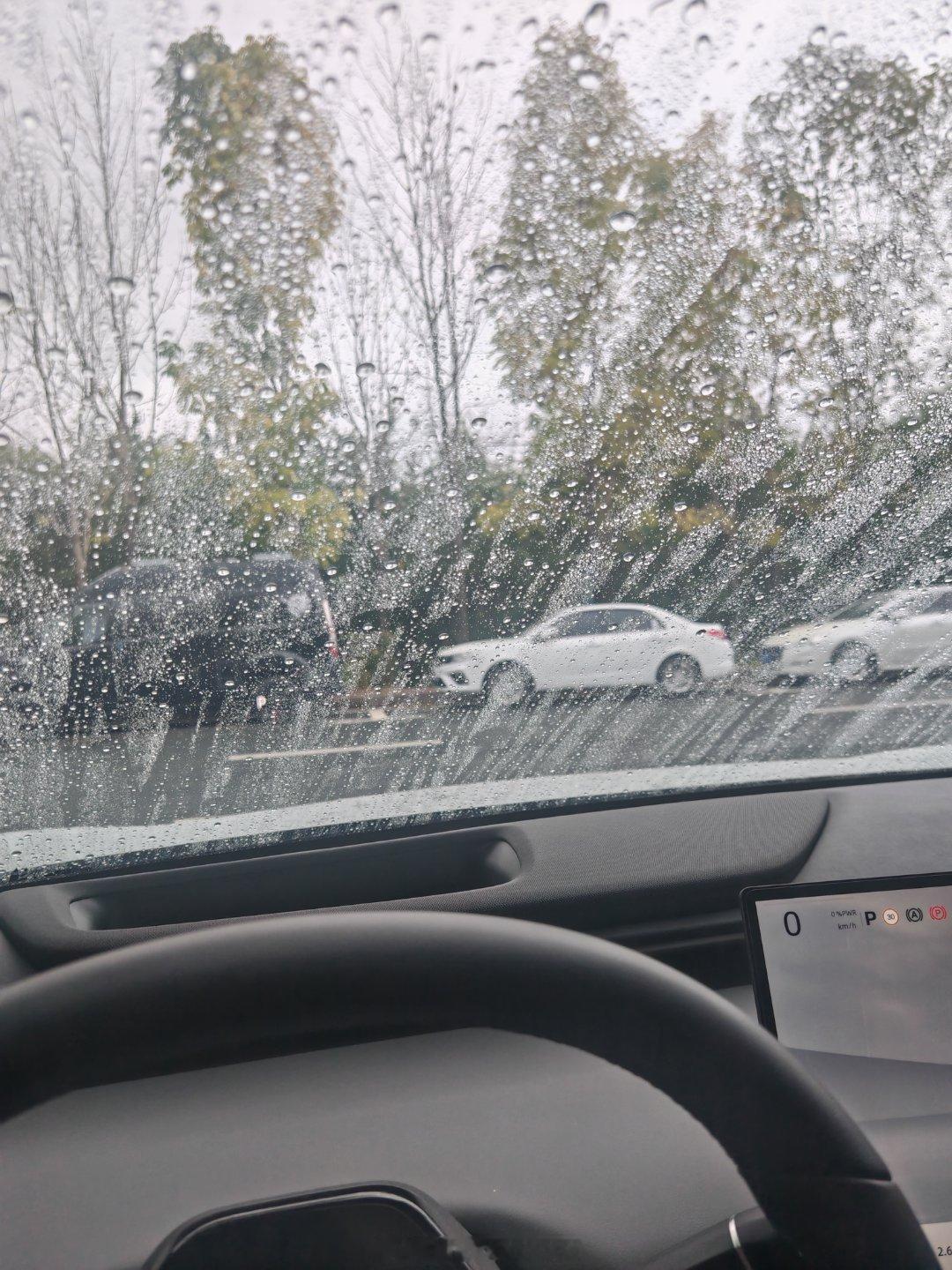 中秋那天，提了深蓝L06后第一次开车带全家回老家。一上车，老妈习惯性地往后排挤，我直接把她请到了女王副驾。她半信半疑地坐下，调节好腿托，靠上去那一刻说了句："这比咱家沙发还舒服。"高速上开了智能辅助驾驶，方向盘自己稳稳地走，我第一次觉得跑长途不累。老爸坐在后排，起初还紧握扶手，后来不 ​
