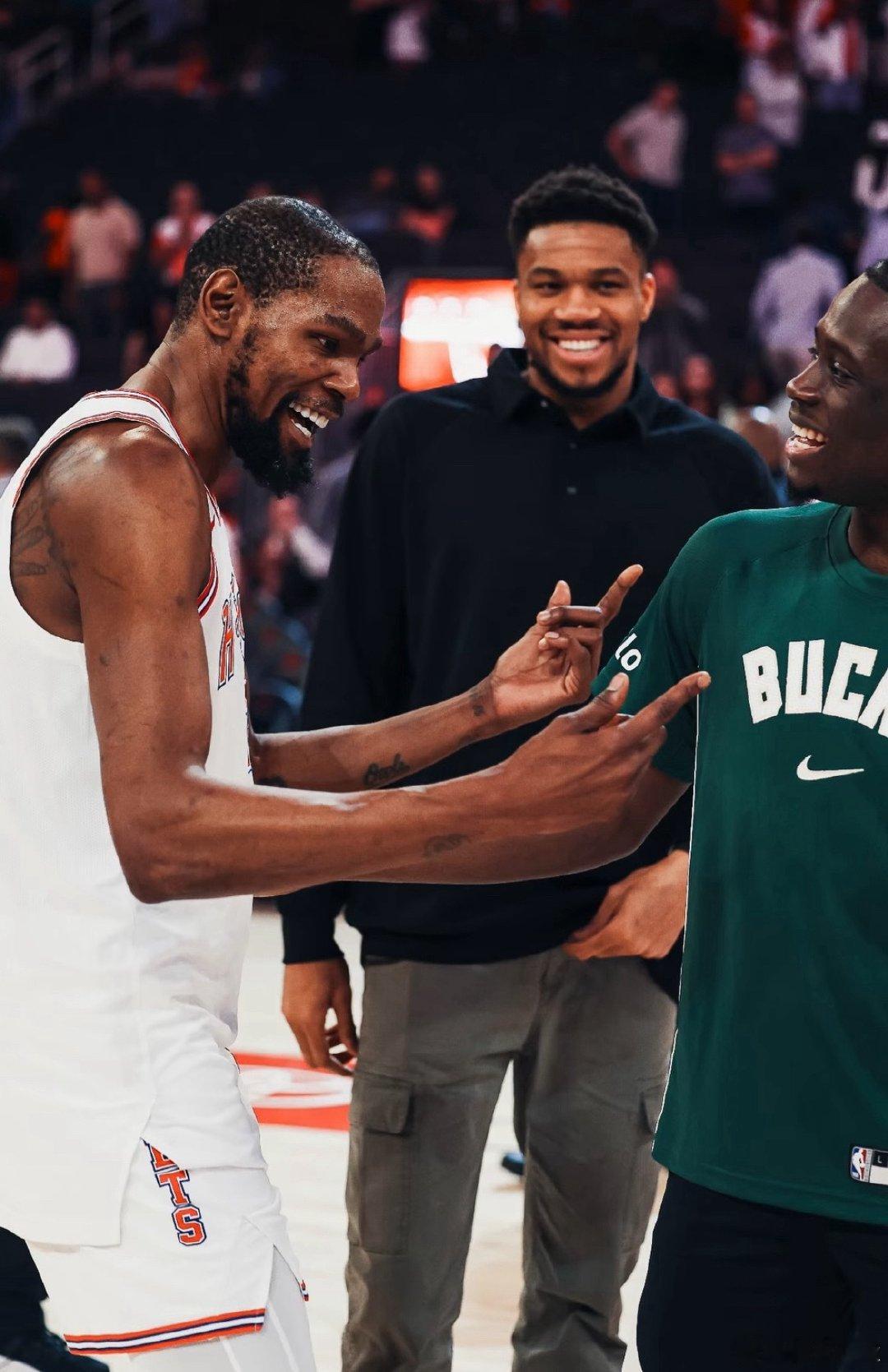 字母哥晒了一张和杜兰特的合照，下下个赛季的目标是杜兰特吗[doge]
#nba# ​