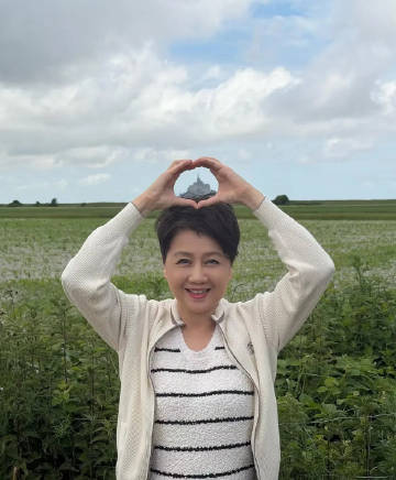 何猷君晒妈妈梁安琪的照片！她是发自内心的开心，赌王去世后，她反而越来越年轻了。