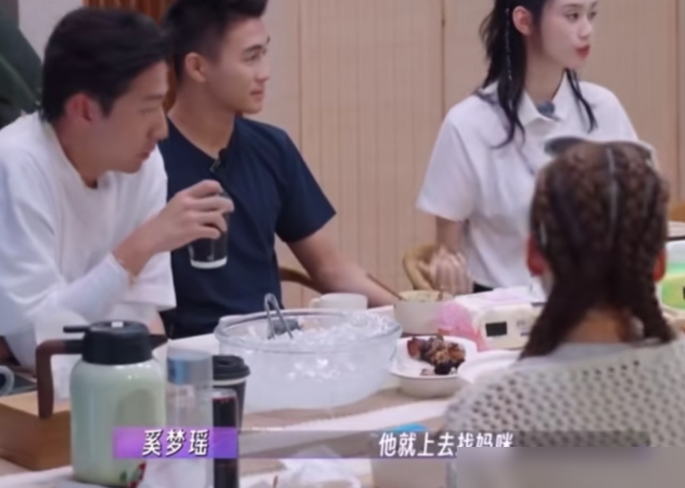 四太梁安琪当众撂下一句话，奚梦瑶眼泪差点没绷住。
澳门上葡京那场答谢宴，四太罕见上台，开口就夸：我儿子遇到善良优秀的小明，感谢她愿意融入大家庭。这话从赌王四太嘴里出来，分量不一般。
何猷君更绝，台上自嘲：我矮人家半个头，还要去追小明。奚梦瑶当场眼眶红了。
甜品区有个细节传疯了。何猷君够香槟塔顶